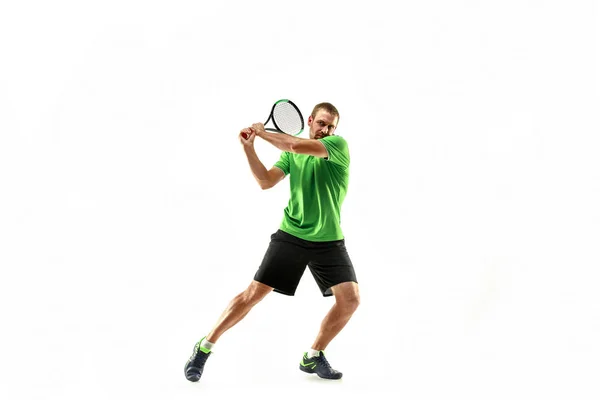 Un hombre caucásico jugando al tenis aislado sobre fondo blanco —  Fotos de Stock