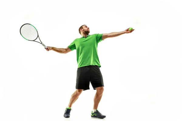 Un hombre caucásico jugando al tenis aislado sobre fondo blanco —  Fotos de Stock