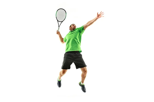 Un hombre caucásico jugando al tenis aislado sobre fondo blanco — Foto de Stock