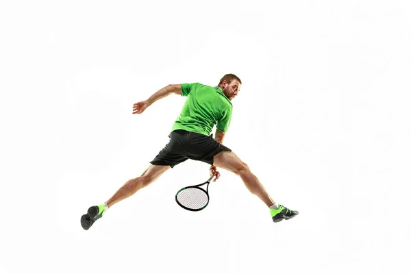 Un hombre caucásico jugando al tenis aislado sobre fondo blanco —  Fotos de Stock