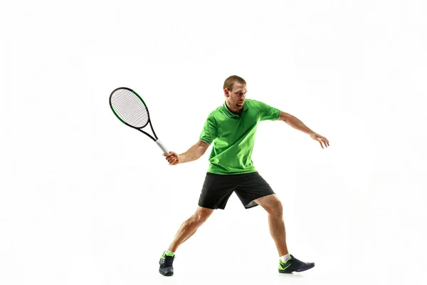 Un hombre caucásico jugando al tenis aislado sobre fondo blanco —  Fotos de Stock