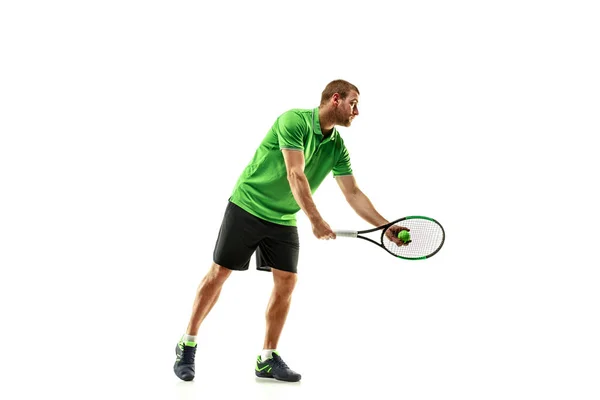 Un hombre caucásico jugando al tenis aislado sobre fondo blanco — Foto de Stock