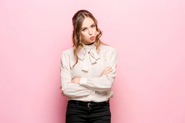Die ernste frustrierte junge schöne Geschäftsfrau auf rosa Hintergrund — Stockfoto