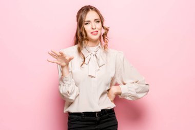 Pembe studio backgroud izole güzel kadın varoluş portre. Genç duygusal sürpriz kadın