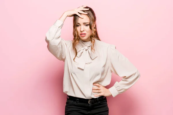 Joven mujer de negocios seria y pensativa. Concepto de duda . — Foto de Stock