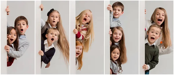 Transparent mit überraschten Kindern, die an den Rand schauen — Stockfoto