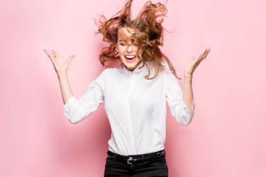 Mutlu duygularla genç kadının portresi