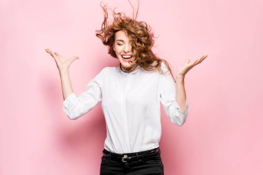 Mutlu duygularla genç kadının portresi