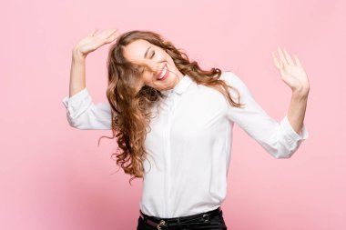 Mutlu duygularla genç kadının portresi