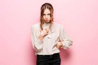 Bir kadın bana kim olduğumu soruyor, parmaklarını göstererek..