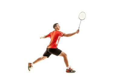 Genç erkek badminton oyuncu beyaz arka plan üzerine
