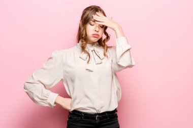 Ciddi mutsuz erkek çekici görünüm, kavga sonra üzgün vardır