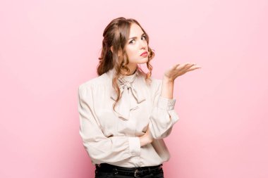 Ciddi mutsuz erkek çekici görünüm, kavga sonra üzgün vardır