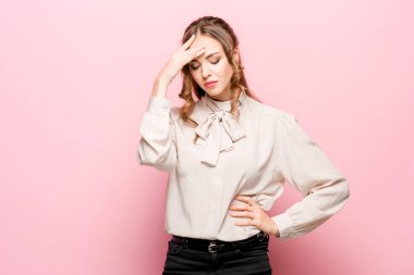 Ciddi mutsuz erkek çekici görünüm, kavga sonra üzgün vardır