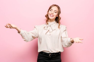 Mutlu duygularla genç kadının portresi