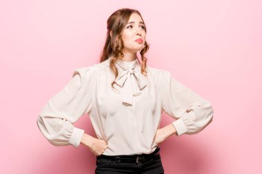 Ciddi mutsuz erkek çekici görünüm, kavga sonra üzgün vardır