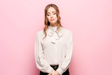 Ciddi mutsuz erkek çekici görünüm, kavga sonra üzgün vardır