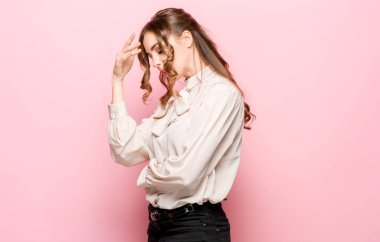 Ciddi mutsuz erkek çekici görünüm, kavga sonra üzgün vardır