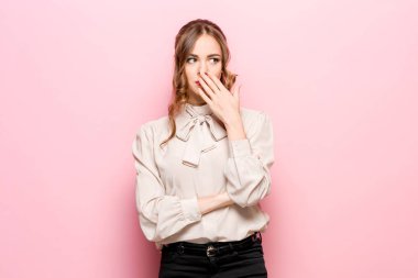 Ciddi mutsuz erkek çekici görünüm, kavga sonra üzgün vardır