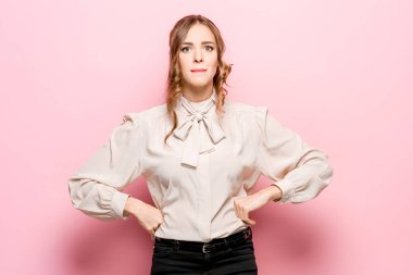 Ciddi mutsuz erkek çekici görünüm, kavga sonra üzgün vardır