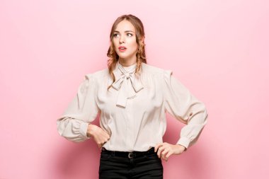 Düşünmeme izin ver. Düşünceli ifade pembe arka plan kararı ile şüpheli dalgın kadın