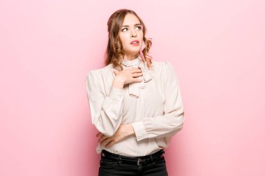 Düşünmeme izin ver. Düşünceli ifade pembe arka plan kararı ile şüpheli dalgın kadın