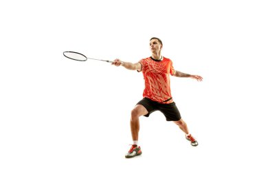 Genç erkek badminton oyuncu beyaz arka plan üzerine
