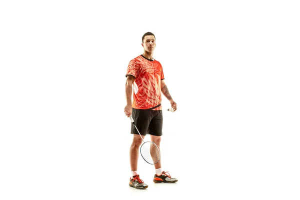 Jonge mannelijke badminton-speelster op witte achtergrond — Stockfoto