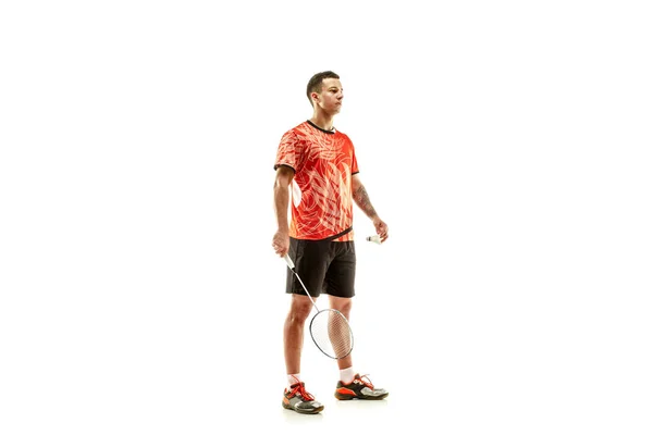 Mladý muž badmintonistka nad bílým pozadím — Stock fotografie