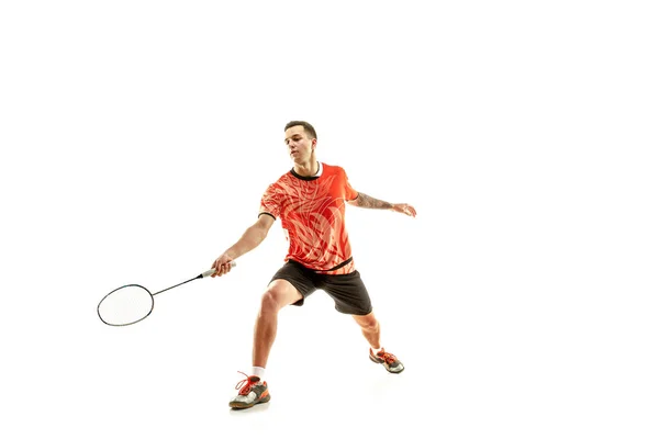 Joven jugador de bádminton masculino sobre fondo blanco — Foto de Stock