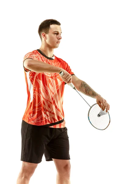 Joven jugador de bádminton masculino sobre fondo blanco — Foto de Stock