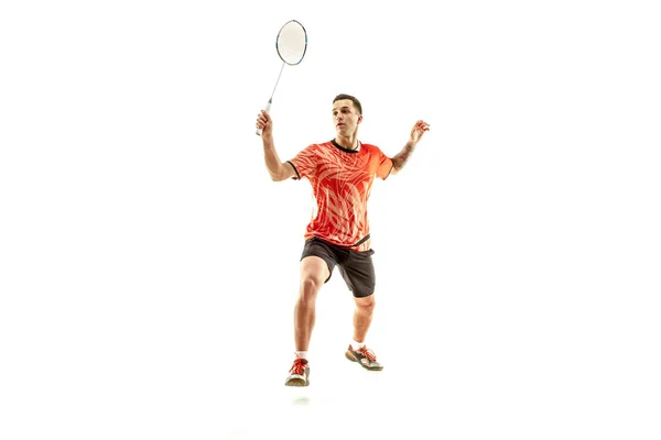 Joven jugador de bádminton masculino sobre fondo blanco — Foto de Stock