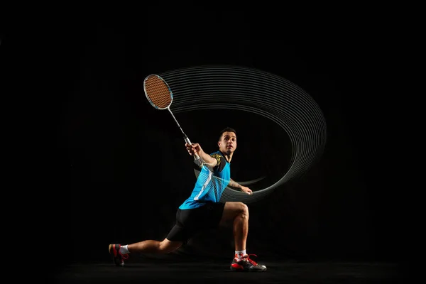 Jeune joueur de badminton masculin sur fond rouge — Photo