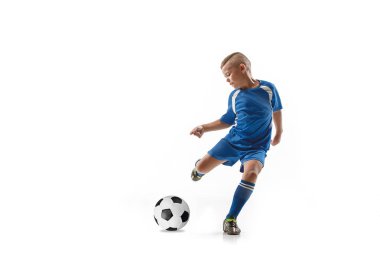 Uçan tekme yaparken futbol topu ile genç çocuk