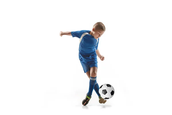 年轻的男孩做飞踢的足球球 — 图库照片