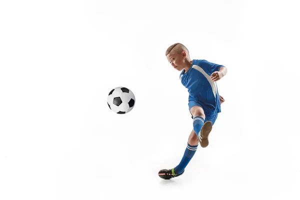 Jovem com bola de futebol fazendo chute voador — Fotografia de Stock