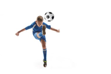 Uçan tekme yaparken futbol topu ile genç çocuk