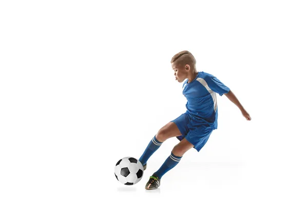 Niño con pelota de fútbol haciendo patada voladora — Foto de Stock