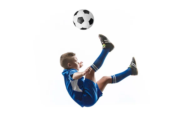 Jongen met voetbal doen vliegende kick — Stockfoto