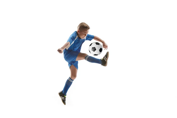 Niño con pelota de fútbol haciendo patada voladora — Foto de Stock