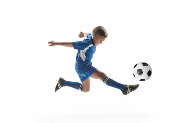 Niño con pelota de fútbol haciendo patada voladora — Foto de Stock