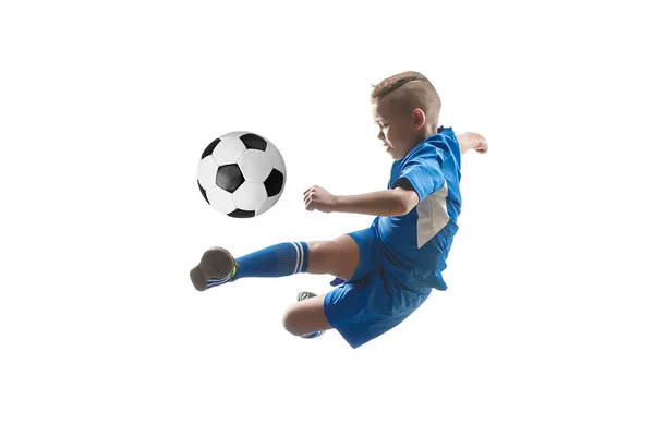 サッカー ボールの飛行の蹴りの少年 — ストック写真