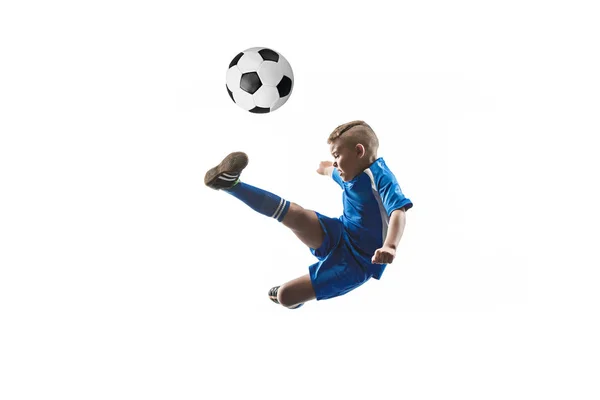 Uçan tekme yaparken futbol topu ile genç çocuk — Stok fotoğraf