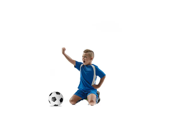 Mladý chlapec s fotbalovým míčem dělat kopem — Stock fotografie