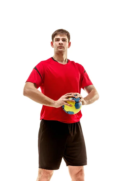 El único joven caucásico como jugador de balonmano en el estudio sobre fondo blanco — Foto de Stock