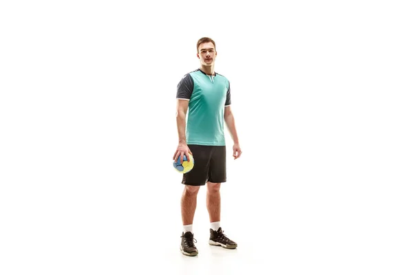 De één Kaukasische jongeman als handbalspeler bij studio op witte achtergrond — Stockfoto