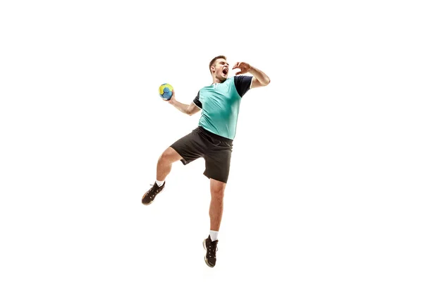 Der eine kaukasische junge Mann als Handballer im Studio auf weißem Hintergrund — Stockfoto
