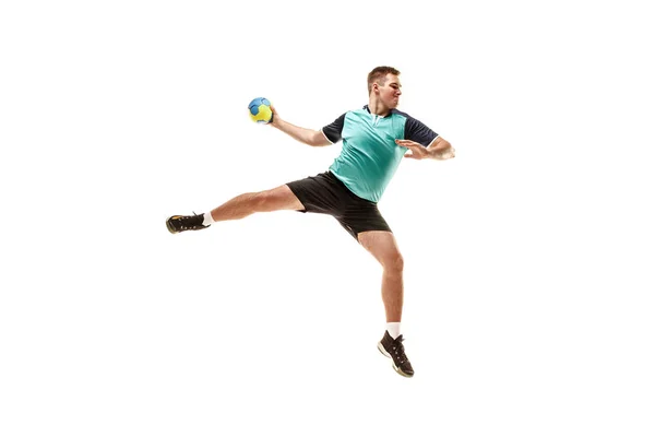 De één Kaukasische jongeman als handbalspeler bij studio op witte achtergrond — Stockfoto