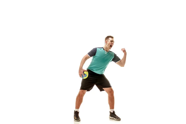 Der eine kaukasische junge Mann als Handballer im Studio auf weißem Hintergrund — Stockfoto