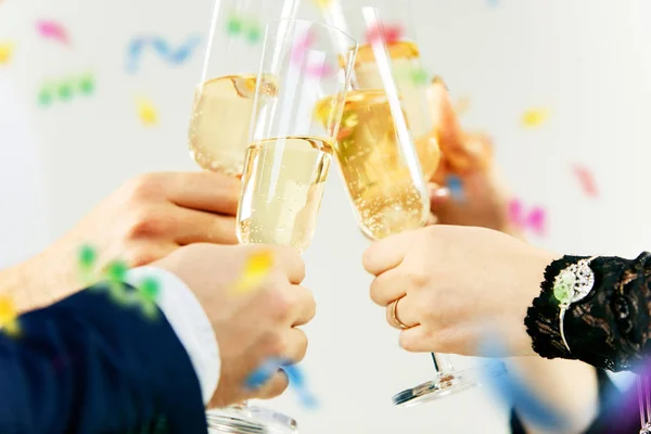 Celebración. Manos sosteniendo las copas de champán y vino haciendo un brindis. — Foto de Stock